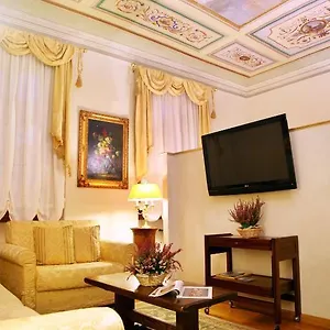 https://tornabuoni-la-petite-suite.it-tuscanyhotel.com
